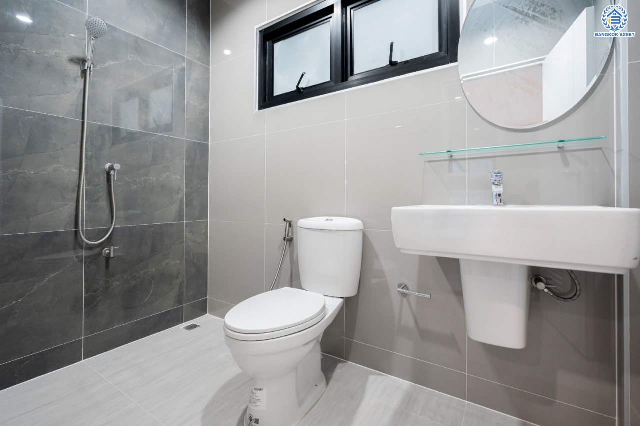 บ้านมือสองตกแต่งใหม่ ม.ดอนเมืองวิลล่า2 เพิ่มสิน บ้านเดี่ยวหลังใหญ่ เนื้อที่ 60 ตร.ว. ฟังก์ชัน 4 ห้องนอน 2 ห้องน้ำ จอดรถได้ 2 คัน บนทำเลเดินทางสะดวก เชื่อมต่อถ.สายไหม, ถ.พหลโยธิน ใกล้รถไฟฟ้าสายสีเขียว "สถานีสะพานใหม่" และทางด่วน "ฉลองรัช" รายล้อมด้วยสิ่งอำนวยความสะดวกครบครัน